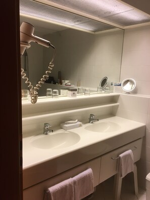 Suihkun ja ammeen yhdistelmä, hiustenkuivaaja, pyyhkeet, saippua