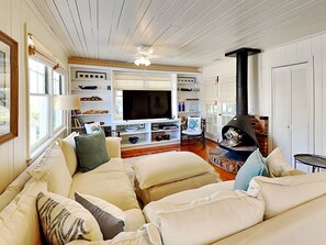 Casa, letti multipli, balcone | Area soggiorno | TV