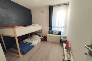 3 makuuhuonetta, työpöytä, vauvan matkasänky, ilmainen Wi-Fi
