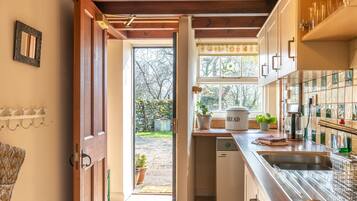 Réfrigérateur, micro-ondes, four, tables à manger