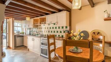 Réfrigérateur, micro-ondes, four, tables à manger