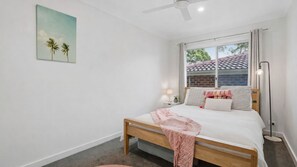 2 quartos, ferros/tábuas de passar roupa, berço de viagem