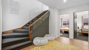 2 chambres, fer et planche à repasser, lit de bébé portatif