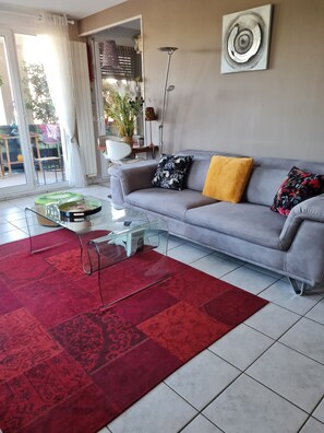 Een televisie, een dvd-speler en een stereo