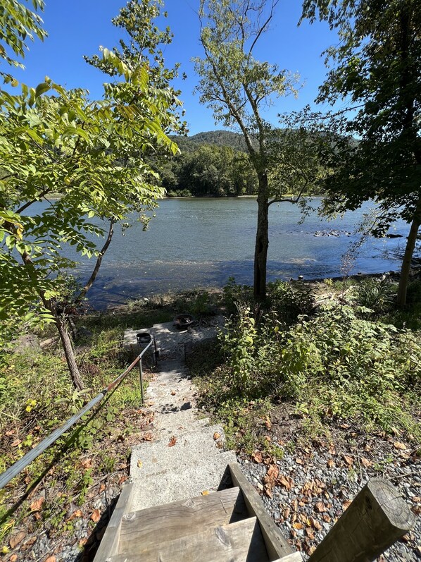 Property grounds - Waterfront on the New RIver (Hinton)