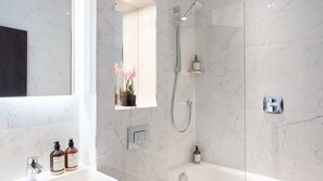 免費盥洗用品、吹風機、毛巾、肥皂