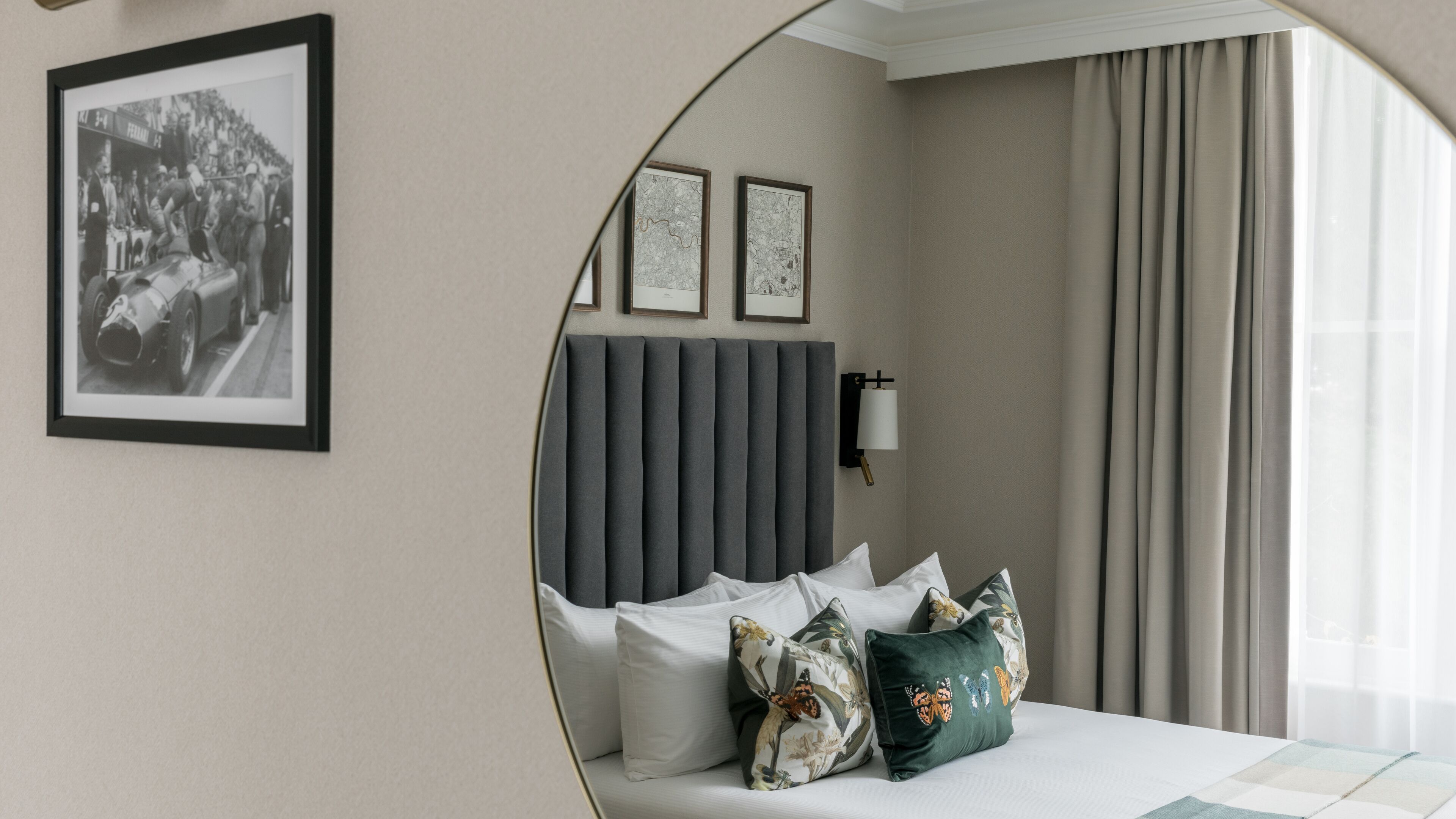 Lakens van Egyptisch katoen, luxe beddengoed, een bureau