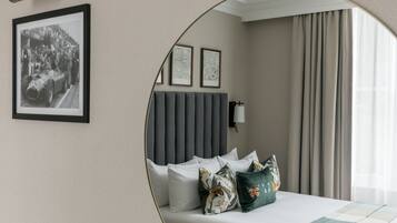 Lakens van Egyptisch katoen, luxe beddengoed, een bureau