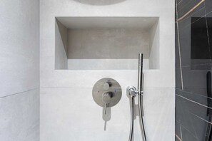 Dusche, Haartrockner, Handtücher