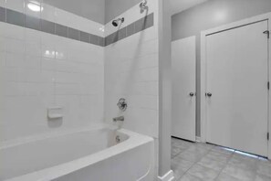Combined shower/bathtub, hair dryer, towels, soap - ☆Modern Apt Inman Park-ON BELTLINE ☆ FREE PARKING☆ (Atlanta)