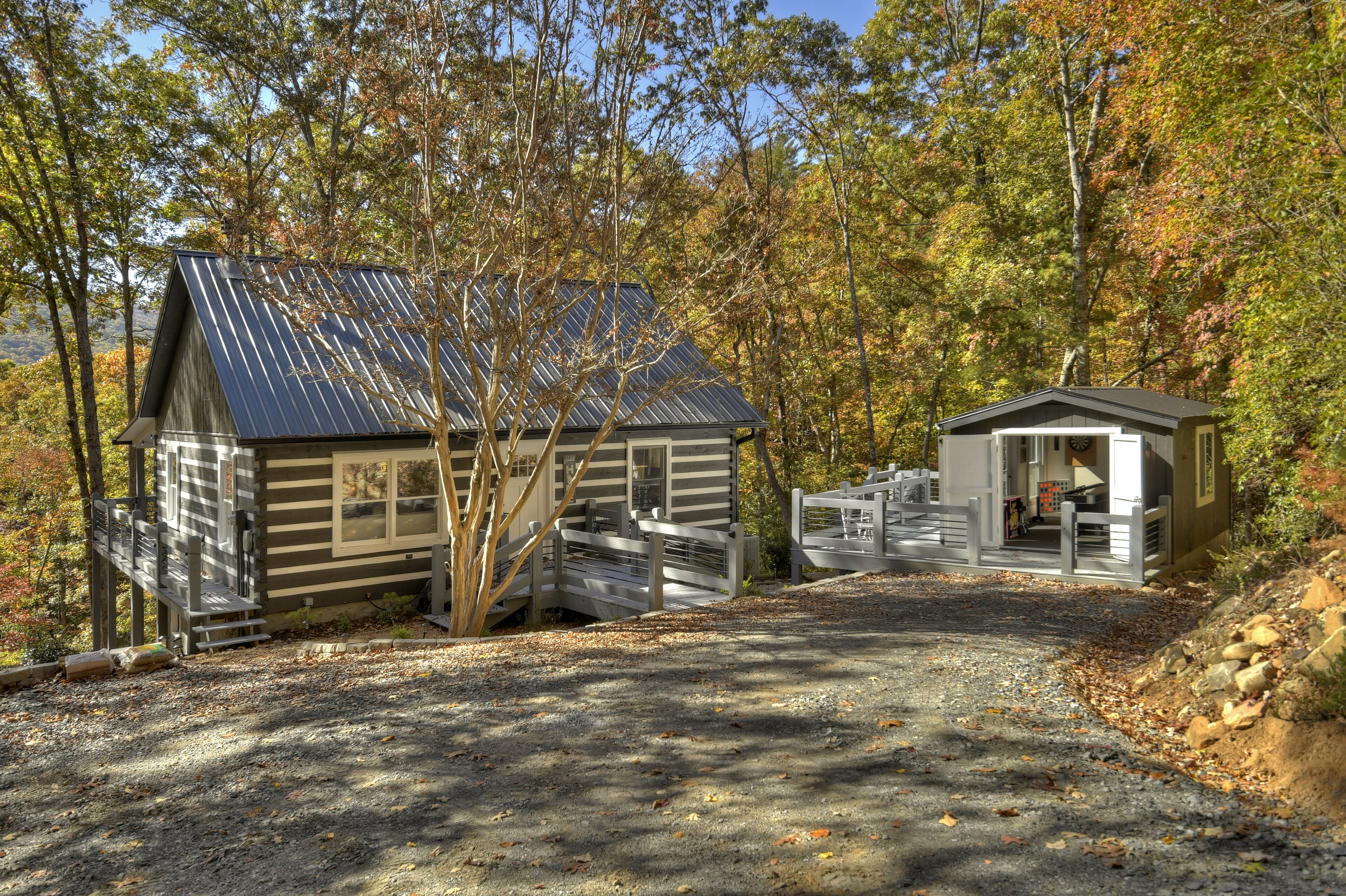 Modern Mountain “real” log cabin w stunning ^Mountain Views^ & 25 ft waterfall