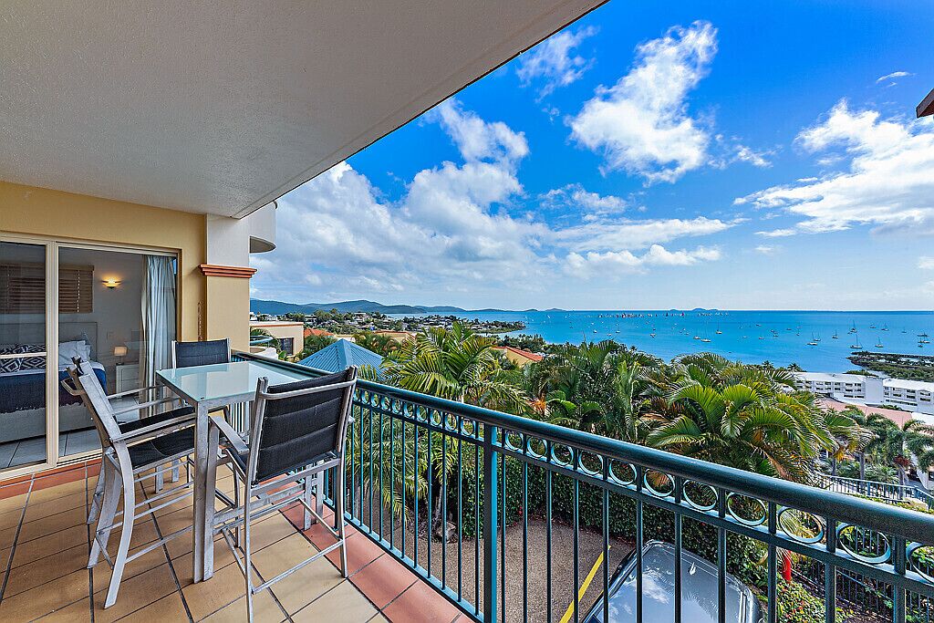Three Bedroom Apartment With Ocean Views In The Heart Of Airlie