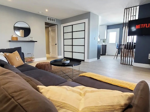 Modern 3BR house next to Airport & Strip!