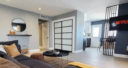 Modern 3BR house next to Airport & Strip!