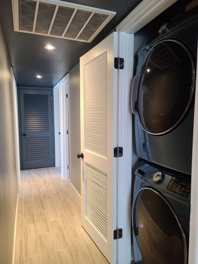 Modern 3BR house next to Airport & Strip!