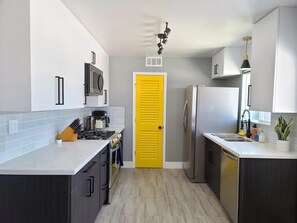 Jääkaappi, mikroaaltouuni, uuni, liesi