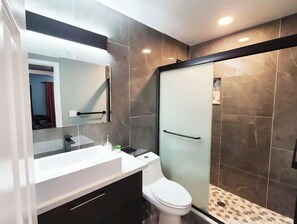 Ensemble douche/baignoire, sèche-cheveux, serviettes fournies, savon