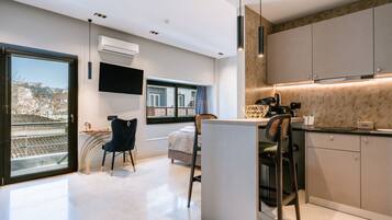 Lemari es kecil, microwave, kompor, dan mesin espresso