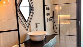 Studiosuite (Queen Acropolis View) | Badezimmer | Kostenlose Toilettenartikel, Haartrockner, Bademäntel, Hausschuhe