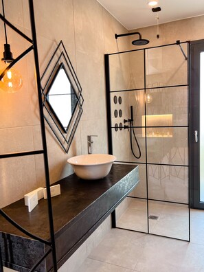 Studio-suite (Queen Acropolis View) | Badeværelse | Gratis toiletartikler, hårtørrer, badekåber, hjemmesko