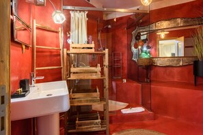 Badewanne, Haartrockner, Bidet, Handtücher