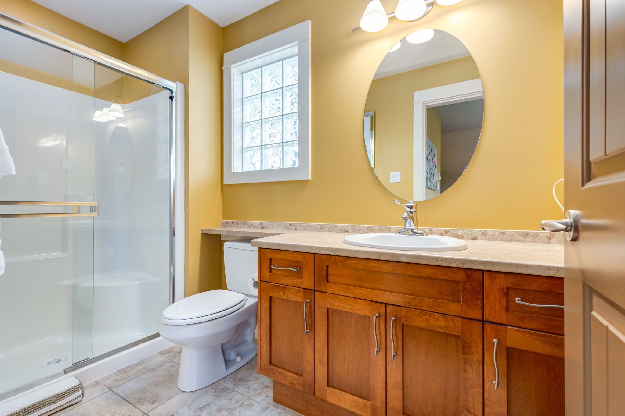 Combined shower/tub, hair dryer, towels