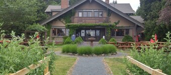 Fully-equipped near Rathtrevor Beach!