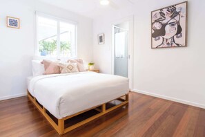 4 bedrooms, desk, iron/ironing board, WiFi - 'The Otto' At Moffat Beach (Moffat Beach)