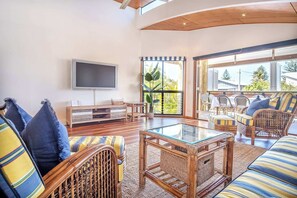 TV, offices - Coastal Getaway Across From Dicky Beach (Dicky Beach)