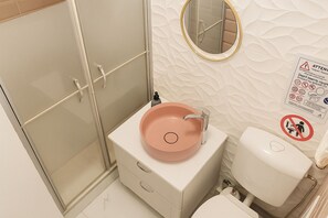Shower, eco-friendly toiletries, hair dryer, towels