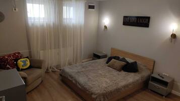 2 bedrooms, desk, WiFi, bed sheets