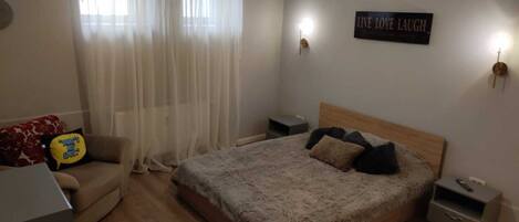 2 bedrooms, desk, WiFi, bed sheets