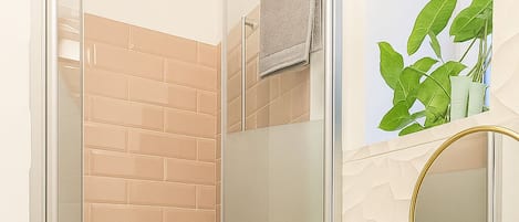Suihku, ympäristöystävälliset hygieniatuotteet, hiustenkuivaaja