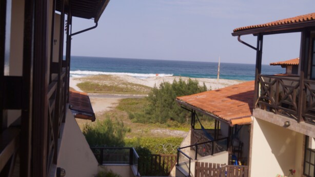 A coastal view from a balcony overlooking the beach and ocean. - CASA GORETE PRAIA DAS DUNAS RESIDENCE CLUB (Cabo Frio)