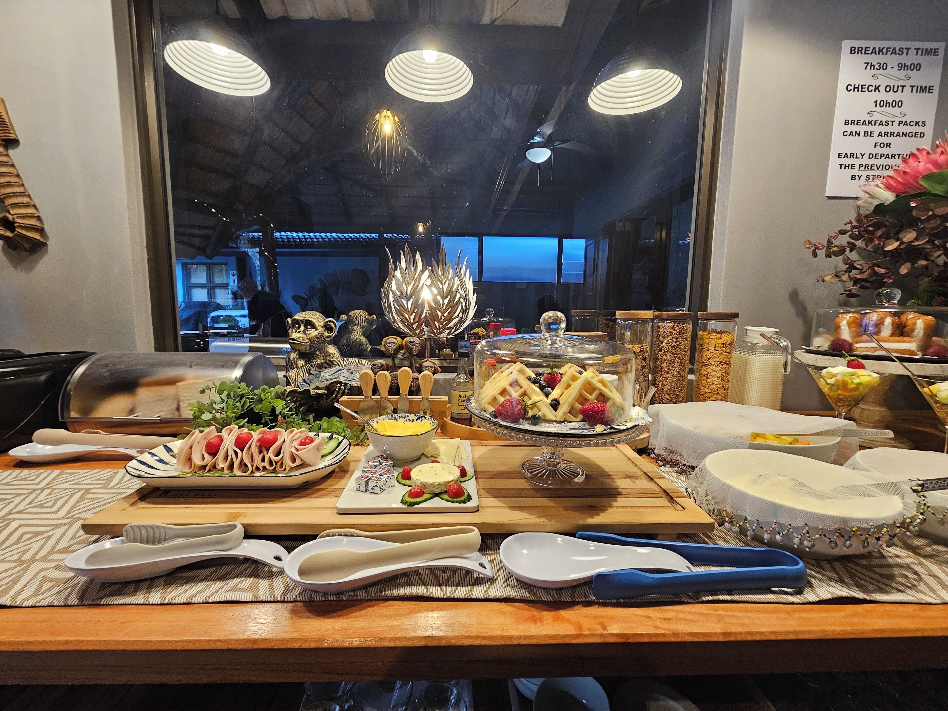 Un buffet de petit-déjeuner proposant une variété d'aliments et d'ustensiles.