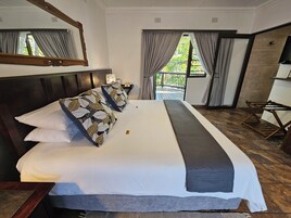 Deluxe Twin/King Forest View Room with Balcony, 1 Bedroom | Egyptian cotton sheets, premium bedding, Tempur-Pedic beds, in-room safe