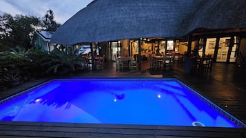 Piscina externa, espreguiçadeiras