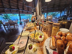 Petit déjeuner complet compris tous les jours