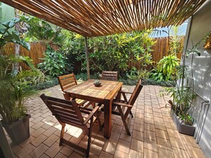 奢華三人房, 2 間臥室, 庭院, 花園景觀 | 露台/庭院