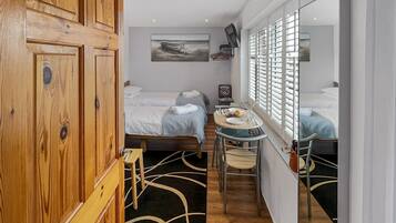 1 habitación, acceso a internet y ropa de cama