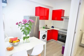 Frigorífic, forn, placa de cuina i cafetera i tetera