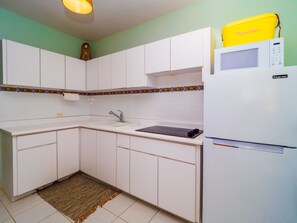 ثلاجة، ميكروويف، موقد طهي مسطح، ماكينة لصنع القهوة/الشاي