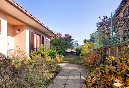 Property grounds. Villa 'Casa Camilla' with Mountain View, Garden & Wi-Fi