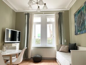 1 bedroom, desk, iron/ironing board, travel cot - Cozy 2-room first floor apartment in the city center near Lichtentalerallee (Baden-Baden)