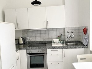 Frigorífico, horno, placa de cocina y cafetera o tetera