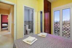 5 bedrooms, iron/ironing board, free WiFi, bed sheets - Villa 'Pepa' with Sea Views, Heated Pool and Wi-Fi (Chilches)