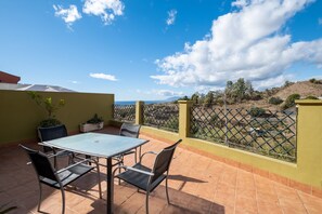 Outdoor dining - Villa 'Pepa' with Sea Views, Heated Pool and Wi-Fi (Chilches)