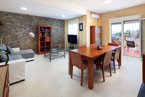 Dining - Villa 'Pepa' with Sea Views, Heated Pool and Wi-Fi (Chilches)