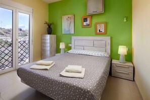 5 bedrooms, iron/ironing board, free WiFi, bed sheets