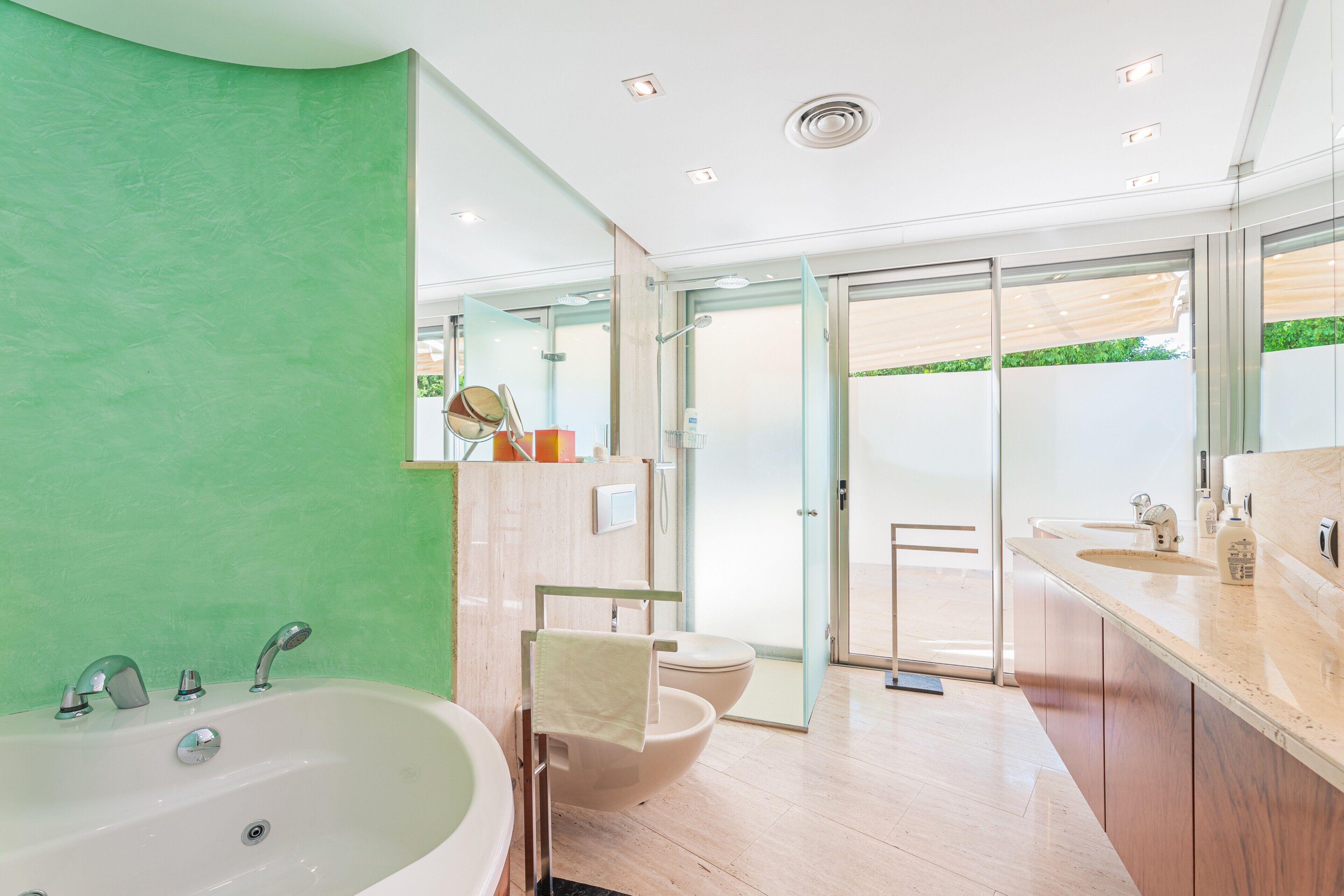Bathtub, free toiletries, hair dryer, towels